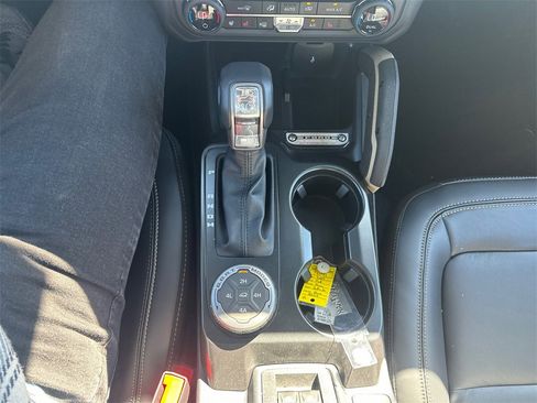 New 2025 Ford Bronco Badlands image 25