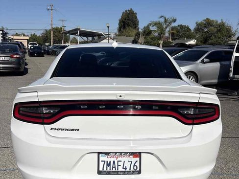 Used 2015 Dodge Charger SXT RWD image 4