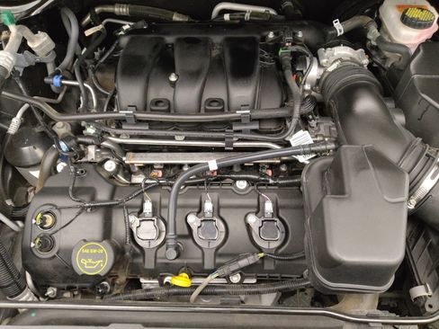 Used 2018 Ford Explorer XLT image 30