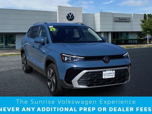 Used 2025 Volkswagen Taos SE w/ Panoramic Sunroof Package image 1