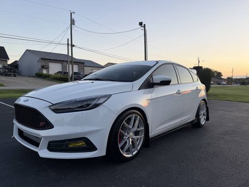 Used 2018 Ford Focus ST FWD image 2