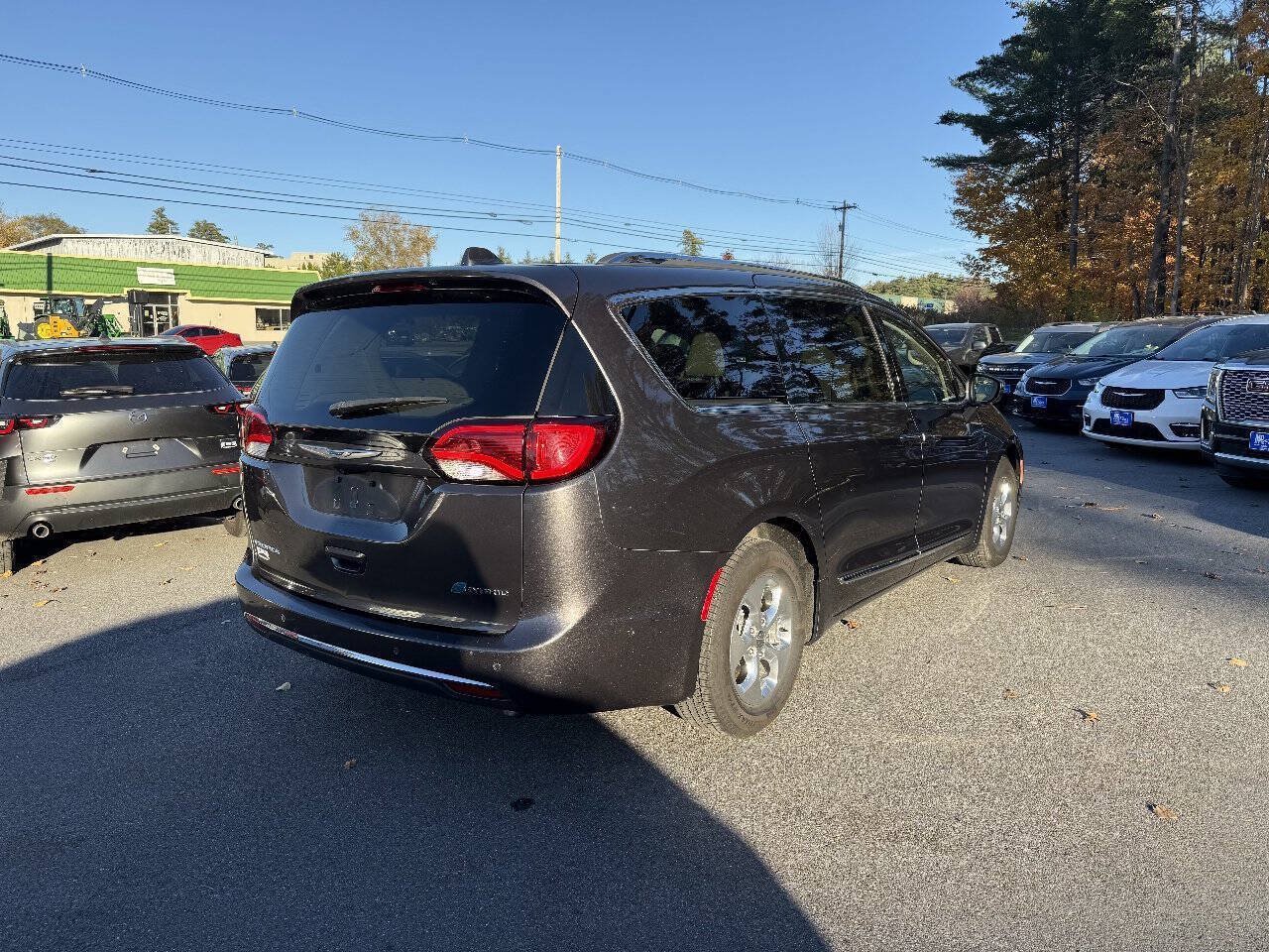 Used 2018 Chrysler Pacifica Limited w/ Advanced Safetytec Group FWD image 4