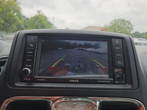 Used 2015 Chrysler Town & Country Touring w/ Driver Convenience Group FWD image 21