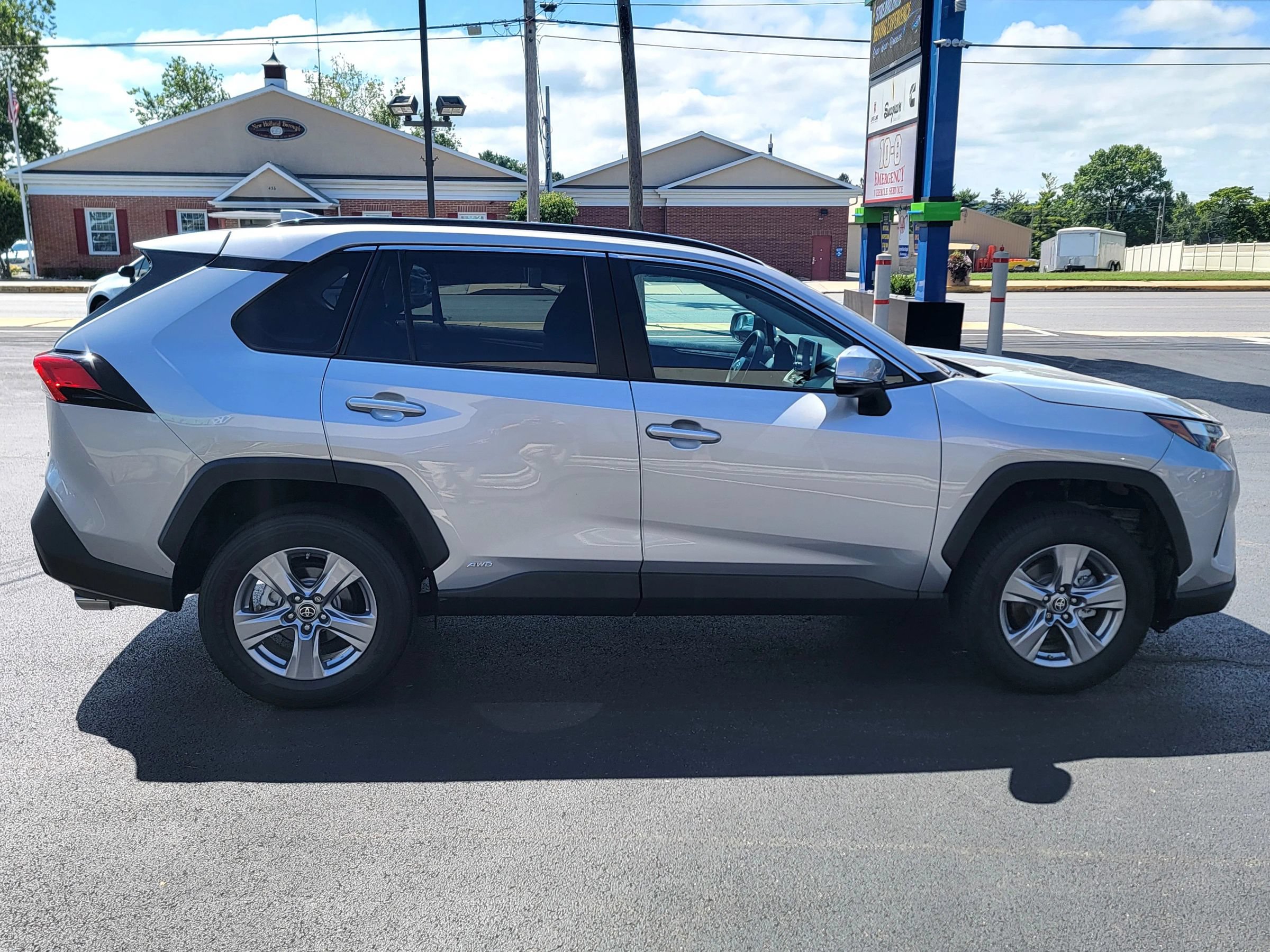 Used 2023 Toyota RAV4 LE AWD/4WD image 4