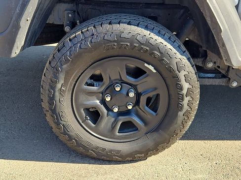 Used 2024 Jeep Gladiator Sport AWD/4WD image 9