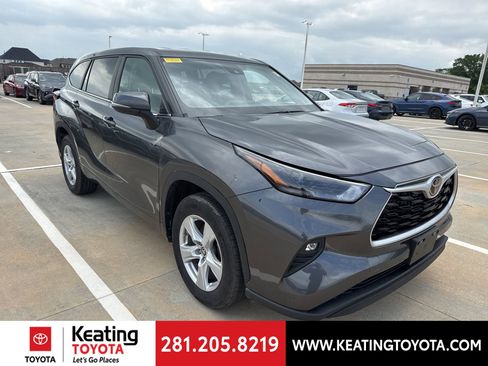 Used 2025 Toyota Highlander LE FWD image 1