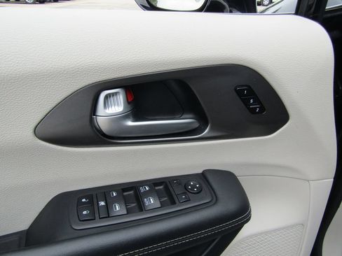 Used 2024 Chrysler Pacifica Touring-L FWD image 24