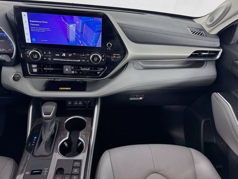 Used 2024 Toyota Highlander Limited image 30