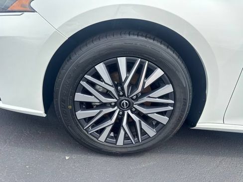 Used 2025 Nissan Altima 2.5 SV FWD image 24