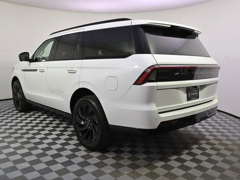 New 2026 Lincoln Navigator Reserve w/ Jet Appearance Package AWD/4WD image 3