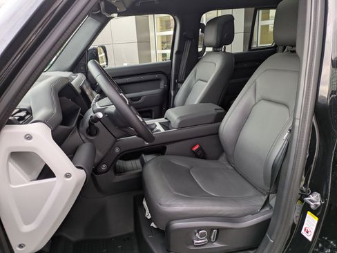 Used 2025 Land Rover Defender 130 X-Dynamic SE image 28