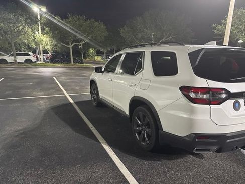 Certified 2025 Honda Pilot Sport image 4