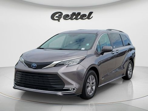 Certified 2021 Toyota Sienna XLE FWD image 1