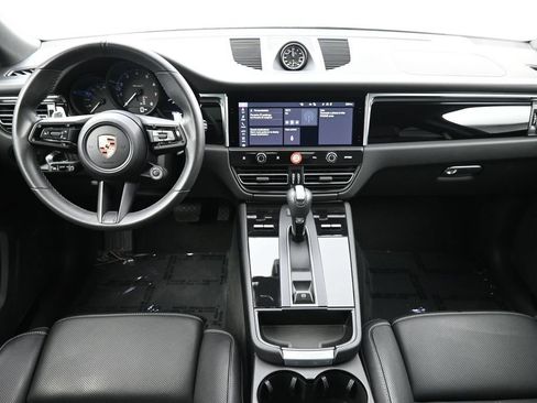 Certified 2025 Porsche Macan AWD/4WD image 6