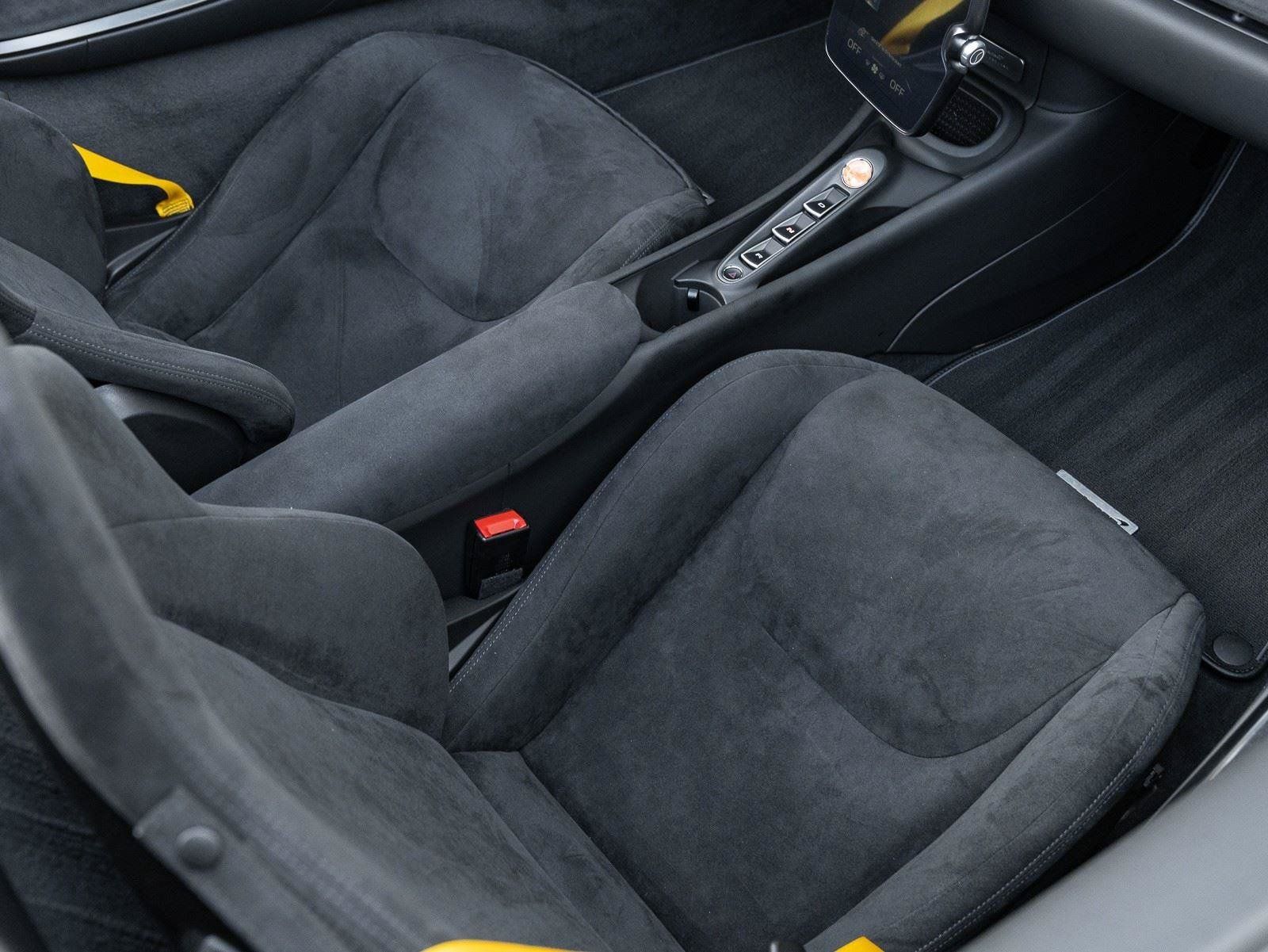 Used 2025 McLaren Artura Spider RWD image 17