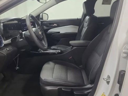 Used 2025 Chevrolet Trax LT image 8