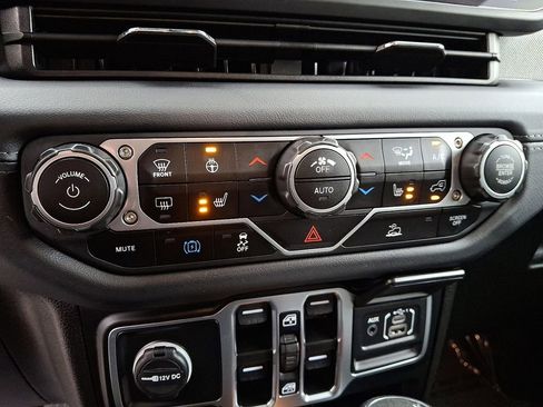 Certified 2025 Jeep Wrangler Unlimited Sahara AWD/4WD image 15
