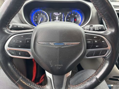 Used 2020 Chrysler Pacifica Touring-L image 21