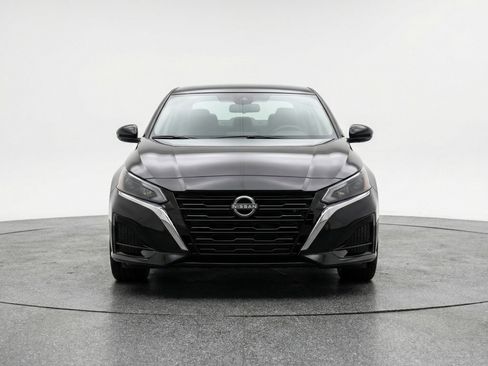Used 2025 Nissan Altima 2.5 SV image 2