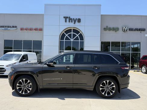 Used 2024 Jeep Grand Cherokee Overland w/ Trailer Tow Package AWD/4WD image 39
