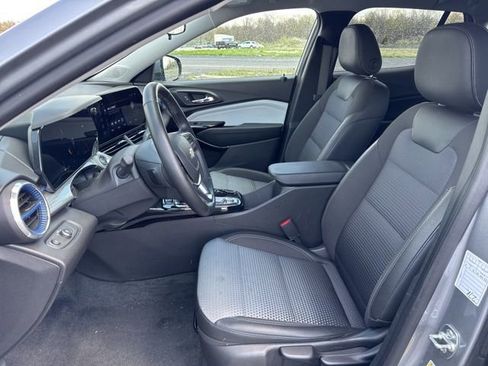 Used 2025 Chevrolet Trax LT w/ LT Convenience Package FWD image 7