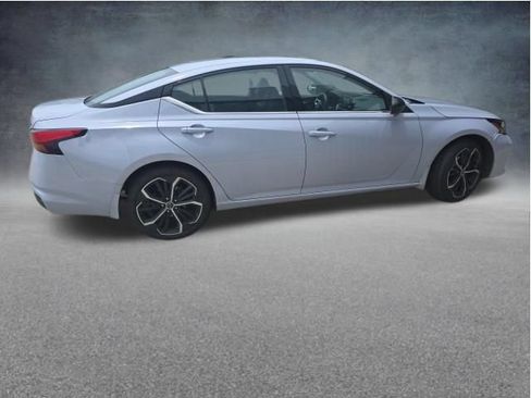 Used 2024 Nissan Altima 2.5 SR FWD image 11