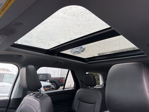 Used 2021 Ford Explorer XLT w/ Equipment Group 202A image 7