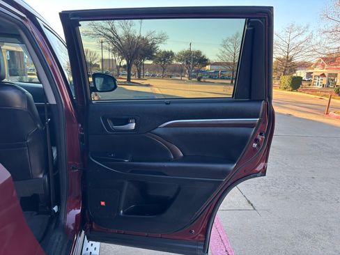 Used 2016 Toyota Highlander Limited image 16
