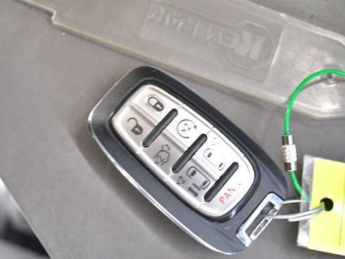 Used 2024 Chrysler Pacifica Touring-L FWD image 2
