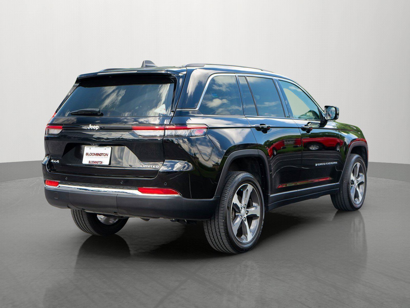 Used 2023 Jeep Grand Cherokee Limited AWD/4WD image 7