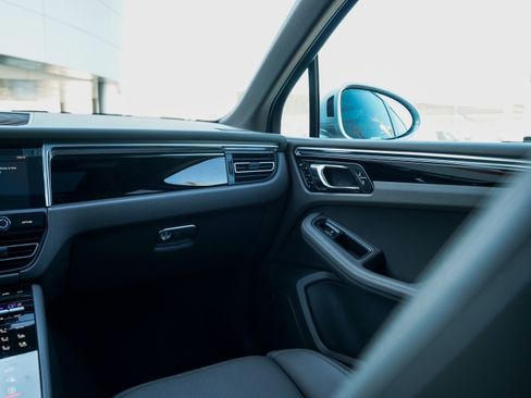 Certified 2025 Porsche Macan image 25