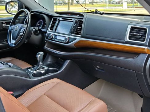 Used 2018 Toyota Highlander Limited FWD image 29