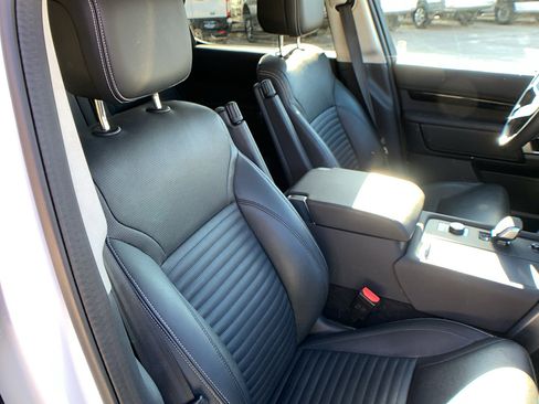 Used 2024 Land Rover Discovery S image 31