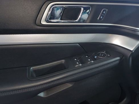 Used 2017 Ford Explorer XLT image 24