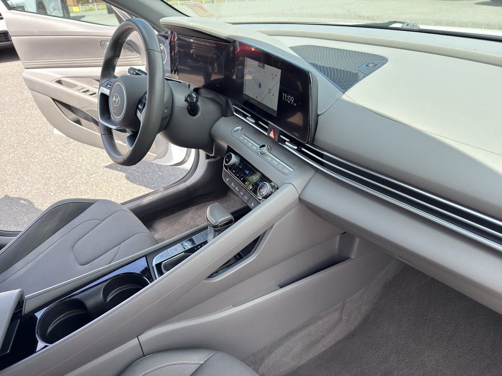 Used 2025 Hyundai Elantra SEL FWD image 26
