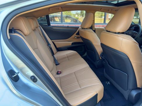 Used 2022 Lexus ES 350 Ultra Luxury w/ Accessory Package 2 image 46