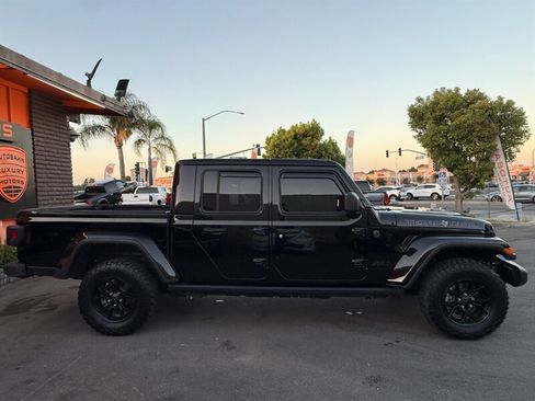 Used 2025 Jeep Gladiator Sport AWD/4WD image 11