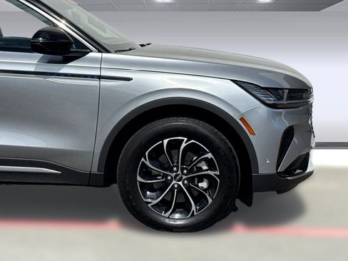 Used 2024 Lincoln Nautilus Premier image 11