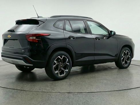 Used 2025 Chevrolet Trax LT image 9