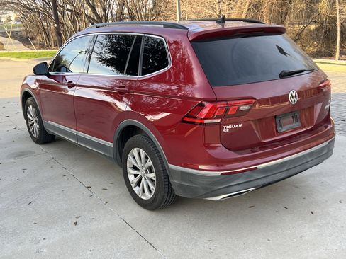 Used 2018 Volkswagen Tiguan SE w/ Panoramic Sunroof Package image 8