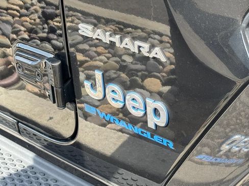 Used 2023 Jeep Wrangler Unlimited Sahara AWD/4WD image 15