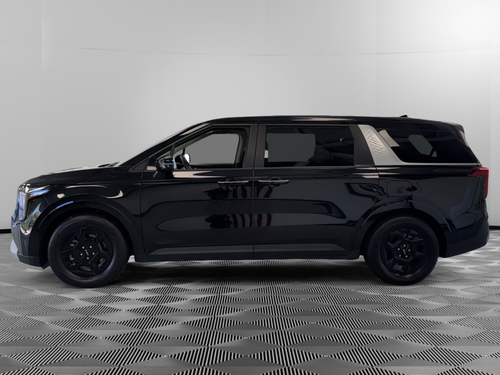 Used 2025 Kia Carnival FWD image 5
