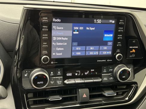 Used 2021 Toyota Highlander XLE image 19