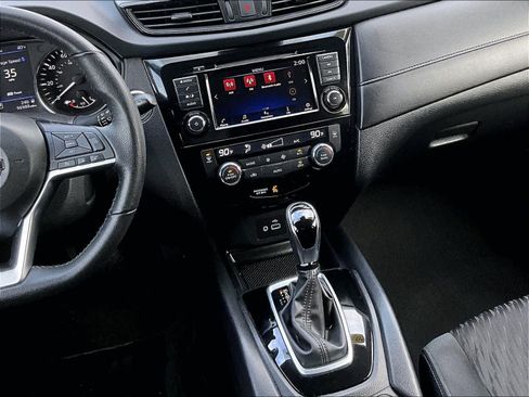 Used 2019 Nissan Rogue SV image 18