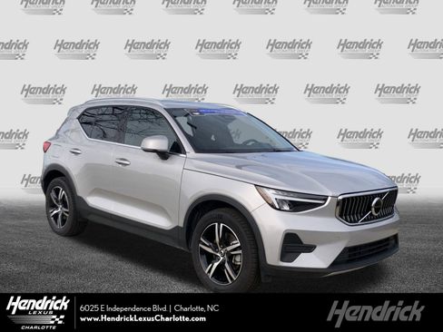 Used 2025 Volvo XC40 B5 Core image 1