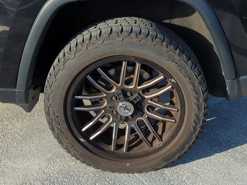 Used 2018 Jeep Grand Cherokee Laredo image 6