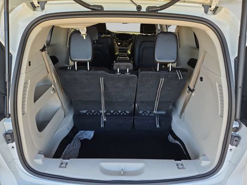 Used 2023 Chrysler Pacifica Touring-L FWD image 15