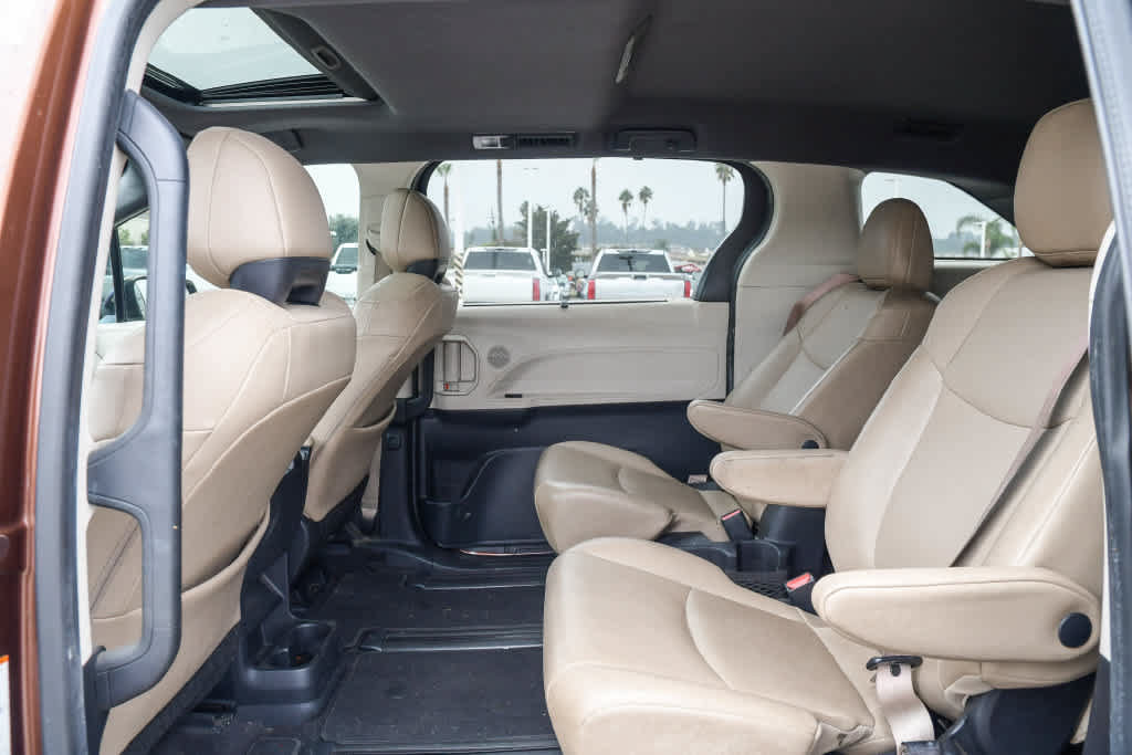 Used 2021 Toyota Sienna XLE FWD image 18