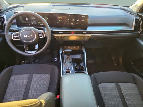 Used 2024 Kia Sorento LX FWD image 9