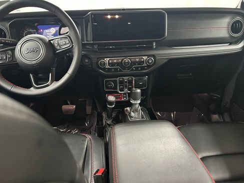 Used 2024 Jeep Wrangler Unlimited Rubicon AWD/4WD image 16